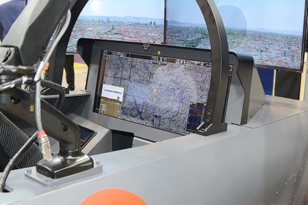 Demosrtrador de una posible configurción del cockpit para el FCAS presentada en la primera edición de FEINDEF con una pantalla panorámica táctil.