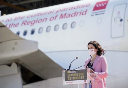 Isabel Díaz Ayuso durante su intervención frente al A330 de Iberia.