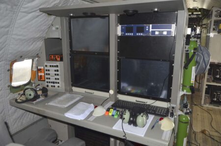 Consola de los ingenieros de ensayos en vuelo en el EC-295.º