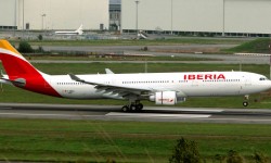 Iberia estrena imagen IBERIA ESTRENA MARCA. Acabamos el año con el mismo protagonista con el que lo empezamos. Iberia presenta su nueva imagen de marca, en el fuselaje de uno de los A330-300. Nueva imagen, nuevos tiempos, todos esperamos que 2014 sea el de la recuperación de la primera aerolínea de España, que además, cumplió en diciembre 85 años de historia.