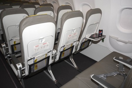 Los nuevos asientos de Vueling vuelven a disponer de un lugar donde, de verdad, podemos dejar objetos personales.