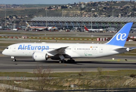 El primero de los Boeing 787 de Air Eruopa rodando hacia la cabecera de pista del aeropuerto de Madrid Barajas.