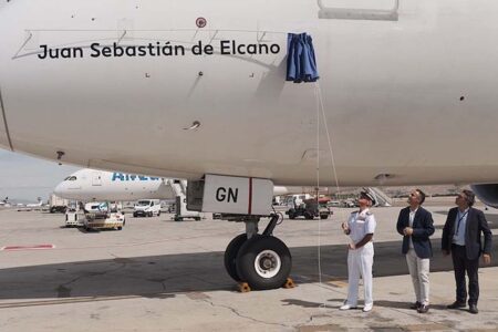 El almirante Rafael Fernández-Pinado descubre el nombre de Juan Sebastián de Elcanp en el Boeing 787 EC-NGN de Air Europa.