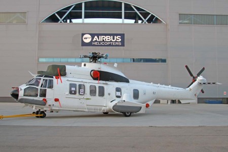 En EC225 de Botswana, con el rotor principal y otros componentes desmontados listo para ser cargado en el An-124.