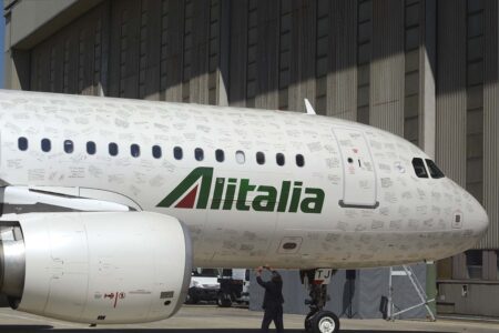 En 2015, con la entrada de Etihad en el capital de Alitalia, se presentó la nueva imagen de la aerolínea.