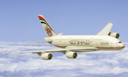 ETIHAD_A380_100 Etihad cuenta actualmente para el largo radio con aviones Airbus A330, A340 y Boeing 777. El primer A380 llegará a finales de 2014.