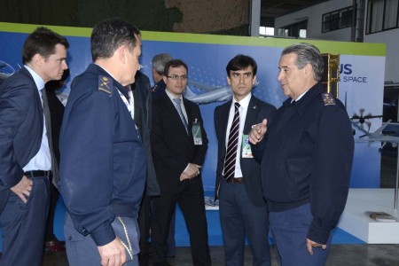 El general García Arnaiz, jefe del Estado Mayor del Aire del Ejército del Aire español charla con los directivos de Airbus Defense and Space presentes en la exposición de la industria en uno de los hangares de la base aérea de Son San Joan.