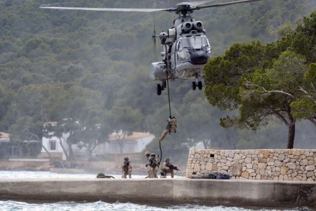 El grupo de la EZAPAC encargado de rescatar a los rehenes desciende del helicóptero por medio de fast rope.