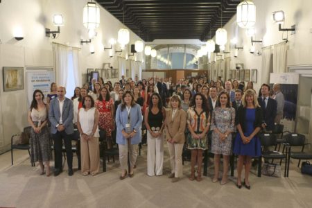 El salón de actos del Parlamento de Andalucía se llenó en la presentación de Ellas Vuelan Alto.