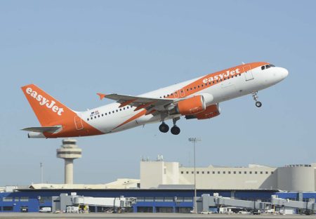 Despegue del aeropuerto de Palma de Mallorca de uno de los Airbus A320 de Easyjet alli basados.