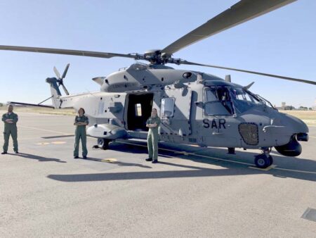 Los tres nuevos pilotos, y pilotas, de NH90, del 803 Escuadrón junto a su helcóptero.q