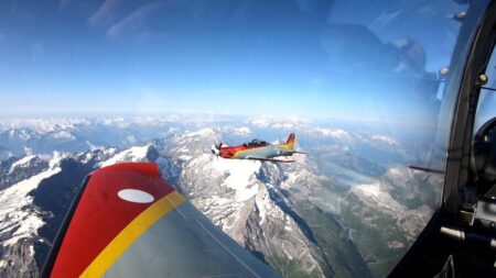 En vuelo sobre los Alpes, todavía con matrículas suizas y los emblemas españoles tapados.