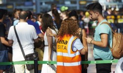 El prat 2 Se calcula que más de 1.000 pasajeros han perdido su vuelo en Barcelona por las colas en los filtros de seguridad