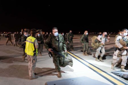 Personal del Batallón de Cooperación Cívico Militar y de la Escuadrilla de Apoyo al Despliegue Aéreo embarcando en Zaragoza para el vuelo a Dubai.