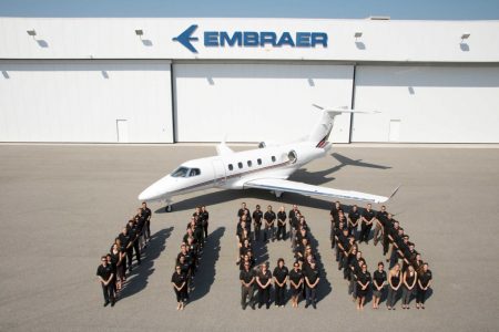 Entre las entregas de Embraer en 2017 estuvo su reactor ejecutivo número 1.100, un Phenom 300 para Netjets.