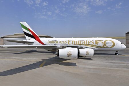 Emirates ha recurrido al tipo de letra que usó en sus primeros aviones para la decoración de los 50 años de los Emiratos Árabes Unidos.