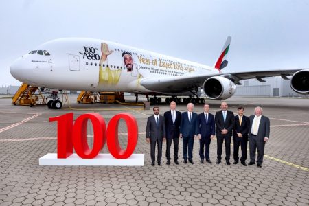 Directivos de Airbus, Emirates y Rolls-Royce posan frente al A380 número 100 de Emirates en la ceremonia de entrega en Hamburgo.