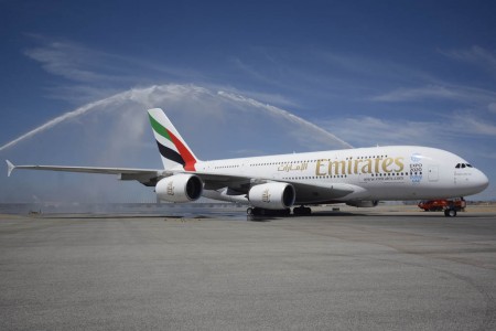 El primer Airbus A380 de Emirtaes en Madrid ha sido saludado con un arco de agua.