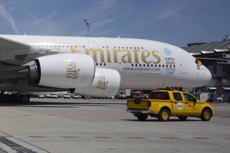 Llegada al finger del primer A380 de Emirates a Madrid.