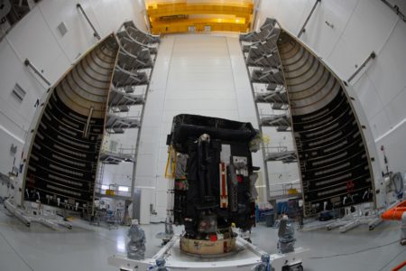 El Solar Orbiter listo mpara ser encapsulado en la cofia del cohete Atlas.q