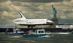 Space Shuttle Enterprise Move to Intrepid La Enterprise nunca fue al espacio, fue el vehículo de desarrollo aerodinámico y sólo hizo vuelos atmosféricos planeando ya que no tiene motores.