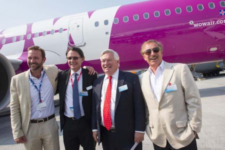 De izquierda a derecha Skuli Mogensen, propietario y consejero delegado de Wow Air; John Leahy, director de operaciones - clientes de Airbus; Gael Meheust, presidente de CFM International y Steven F. Udvar-Házy, presidente del consejo de Air Lease en la entrega del primer A321neo a Wow Air y Air Lease.