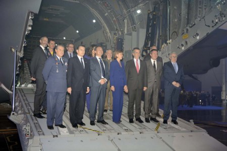 La ministra de Defensa, Dolores de Cospedal, el presidente de Airbus en España, Fernando Alonso, el jefe del Estado Mayor del Aire, general García Arnaiz junto a directivos de Airbus Defence and Space y Ministerio de Defensa.
