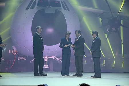 Entrega a la ministra de Defensa de una metopa de recuerdo de la entrega del primer A400M por parte de Fernado Alonso con el jefe del Estado Mayor del Aire y el representante de OCCAR.