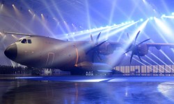 Entrega A400M T23-01 Luces El primer A400M del Ejército del Aire en la ceremonia oficial de entrega en Sevilla.