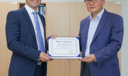 Entrega del Premio a la Excelencia de KARI a Thales Alenia Space España