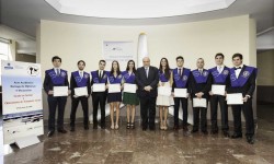 Entrega-diplomas-I-promocio Primeros licenciados Grado gestor transporte aéreo de la ETSIAE