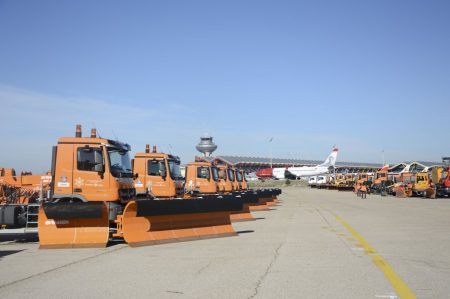 Vehículos contra la nieve en el aeropuerto de Madrid Barajas.