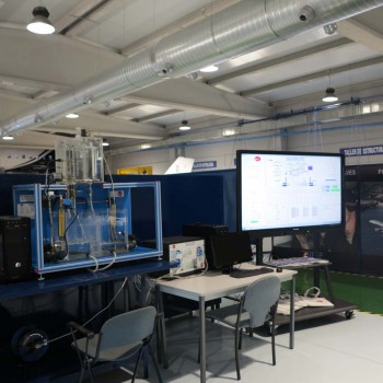 El nuevo centro cuenta con 14 laboratorios para la realización de prácticas, como este simulador del sistema SCALA de Edibon, único en el mundo que suministra esta empresa española.