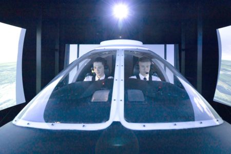 Dos alumnos de la escuela de pilotos de Lufthansa se entrenan en un simulador.