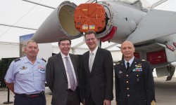 Eurofighter_AESA El general del Aire español Fernández de Bobadilla, el subsecretario de Estado británico y ministro de equipos de defensa, apoyo y tecnología, Phillip Dunne, el Secretario de estado alemán Ralf Braulsiepe y el general del Aire italiano Enzo Vecciarelli representaron a los cuatro países Eurofighter en la presentación del radar CAPTOR-E AESA en Farnborough.