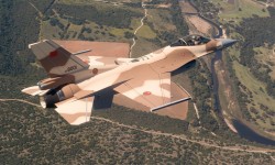 F16Marruecos1024 La compra de los F-16 incluía un gran paquete de misiles, bombas y equipos de combate para etsos cazas.