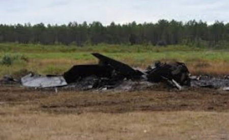 Imagen identificada como los restos del F-22 accidentado en la base de Eglin.