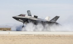F35_crosswind El F-35B para la Infantería de Marina de Estados Unidos será la primera versión del modelo que será declarada operativa.