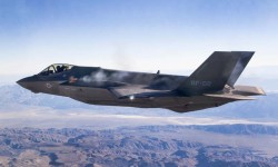 F35cañon Captura del momento en el que el comandante Charles Trickey dispara el cañón del F-35A en vuelo.
