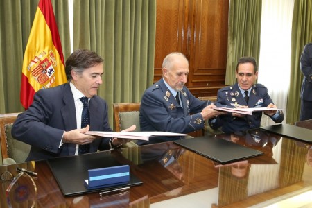 El general director de Adquisiciones, Álvaro Juan Pino, e Ignacio Mataix, consejero delegado de ITP durante la firma del acuerdo.