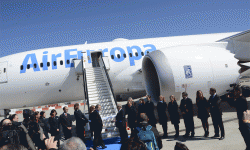 B-787-8 Air Europa Juan José y Mª José Hidalgo cortan la cinta en la presentación del primer Dreamliner de Air Europa.