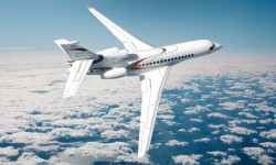 Falcon8X El Falcon 8X es el tercer miembro de la nueva generación de aviones ejecutivos de Dassault con mandos de vuelo fly-by-wire y aerodinámica y motores más eficientes y menos contaminantes.