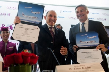 Akbar Al Baker y Ray Conner muestran los documentos en los que acababan de estampar sus firmas para oficializar la compra de 100 aviones Boeing por Qatar Airways.