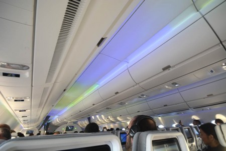 Las luces del norte pasean por el techo del nuevo Airbus A350 de Finnair.