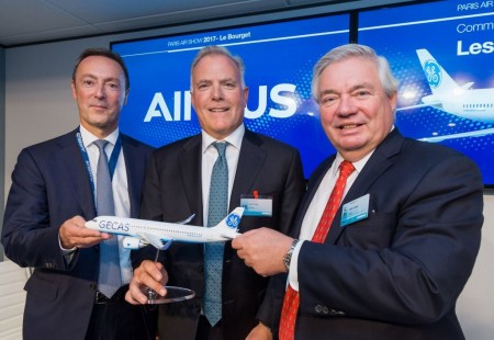 Firma del contrato entre Airbus y GECAS el primer día del salón de Le Bourget.