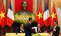 Firma Airbus Vietnam Airlines Los presidentes de Airbus (izquierda) y Vietnam Airlines se dan la mano tras la firma del acuerdo entre ambas empresas en presencia de los presidentes de Francia y Vietnam.