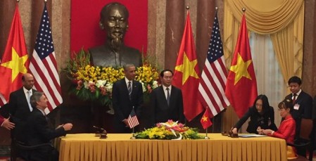 Testigos de la firma entre Boeing y Vietjet fueron los presidentes de Vietnam, Trần Đại Quang, y de Estados Unidos, Barack Obama, de visita en el país asiático
