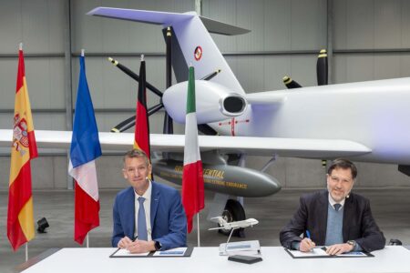 Jean-Brice Dumont (Airbus Defence and Space) y Gérard Giordano (Dassault Aviation) firman el contrato del Eurodrone.