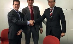 Firma TRISPACE El director de Desarrollo de Negocio de Transporte de Tecnalia, Javier Coleto (izquierda), el director de CATEC, Joaquín Rodríguez (al centro); y el director de CTA, Ignacio Eiriz (derecha) en la firma del acuerdo.