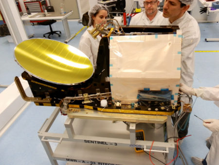 González de Sola: “gracias al MWR el radar de altimetría consigue precisiones inferiores a los 2 centímetros”. Foto: Airbus Defense & Space 